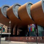 El Bulevar Salvador Allende de Alcobendas acoge Guaucan, una exposición de Benito Román que podrá visitarse hasta diciembre de 2026.