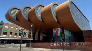 El Bulevar Salvador Allende de Alcobendas acoge Guaucan, una exposición de Benito Román que podrá visitarse hasta diciembre de 2026.
