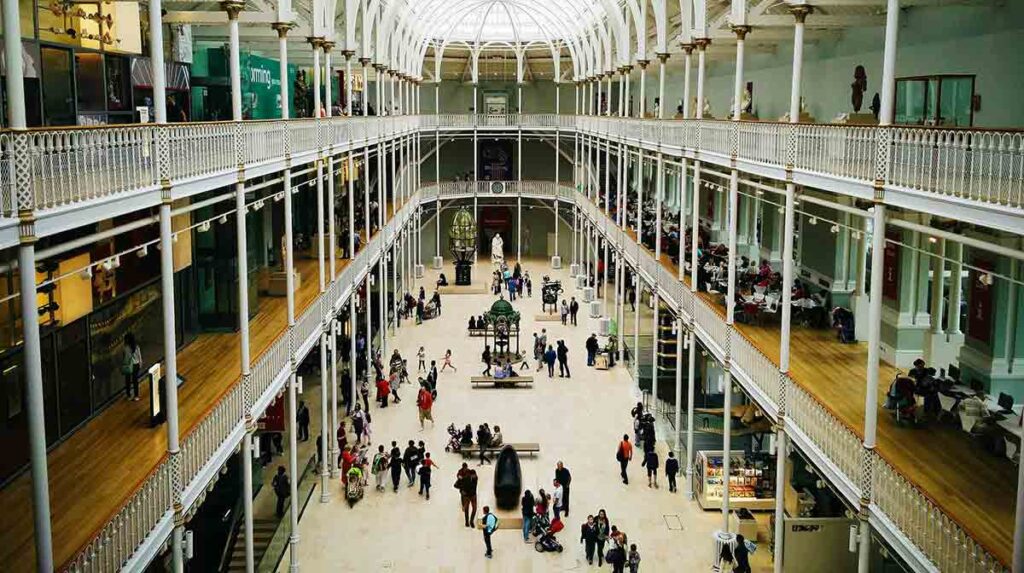 Agenda de museos de Madrid con exposiciones actuales, actividades culturales, propuestas familiares y horarios gratuitos para visitar esta semana.