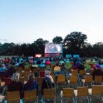 Las noches de agosto vuelven a convertir parques, plazas y espacios culturales de Madrid en improvisadas salas de cine. La programación de 2026 permite elegir entre grandes estrenos, películas familiares, clásicos, sesiones en versión original y proyecciones gratuitas repartidas por numerosos distritos.