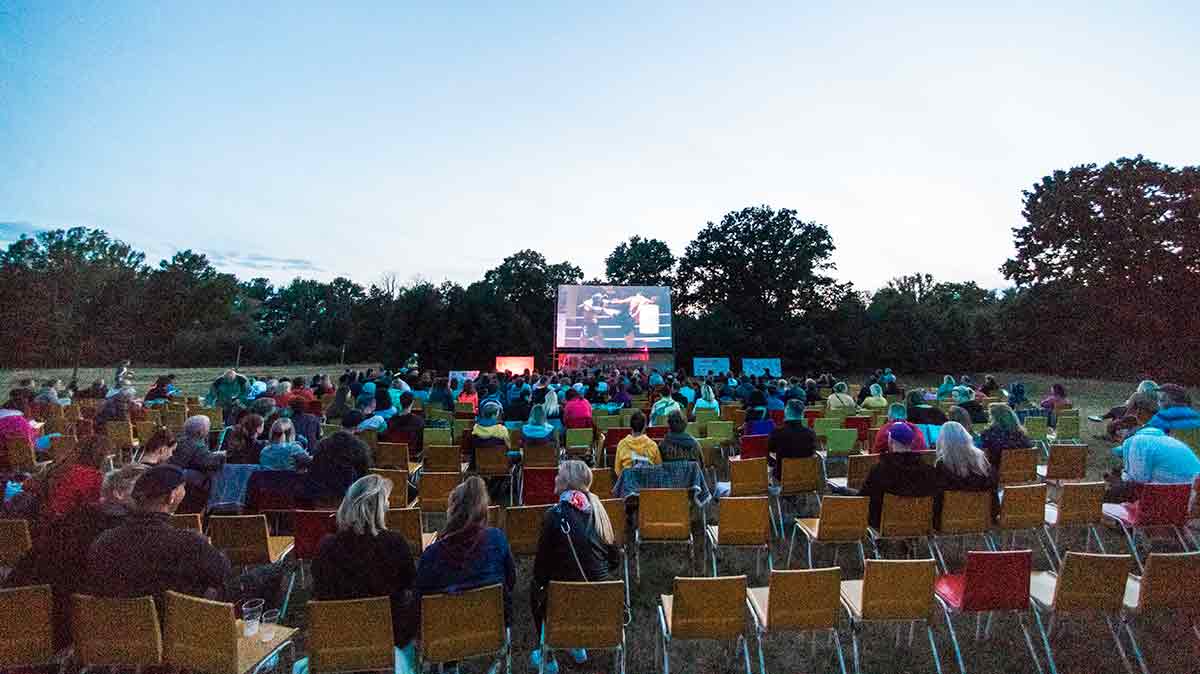 Las noches de agosto vuelven a convertir parques, plazas y espacios culturales de Madrid en improvisadas salas de cine. La programación de 2026 permite elegir entre grandes estrenos, películas familiares, clásicos, sesiones en versión original y proyecciones gratuitas repartidas por numerosos distritos.